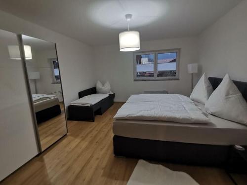 een slaapkamer met een bed, een bank en een spiegel bij Favorite place 3 in Garmisch-Partenkirchen