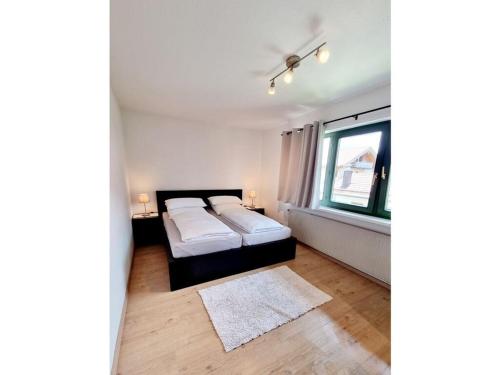 1 Schlafzimmer mit 2 Betten und einem Fenster in der Unterkunft Staufenblick Modern retreat in Piding