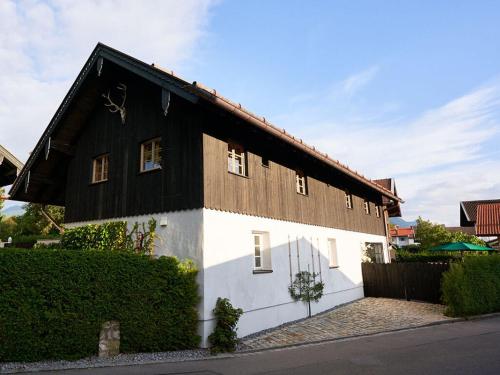 Das Gebäude in dem sich das Ferienhaus befindet