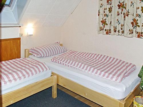 2 Betten nebeneinander in einem Zimmer in der Unterkunft Rappenloch Modern retreat in Eisenbach