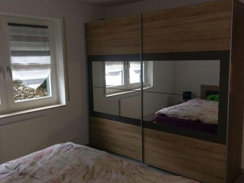 una camera da letto con un grande armadio in vetro con un letto di Todtmoos Modern retreat a Todtmoos