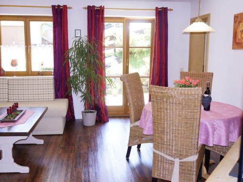 ein Wohnzimmer mit einem Tisch und einem Sofa in der Unterkunft Bader Modern retreat in Blaichach