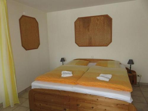 a bedroom with a bed with two towels on it at Prachtig uitzicht in Altenau