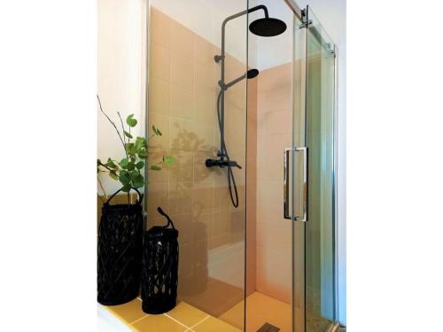baño con ducha y puerta de cristal en Time travel, open-plan apartment en Merano