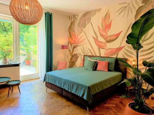 Un dormitorio con una cama con una planta. en Time travel, open-plan apartment en Merano