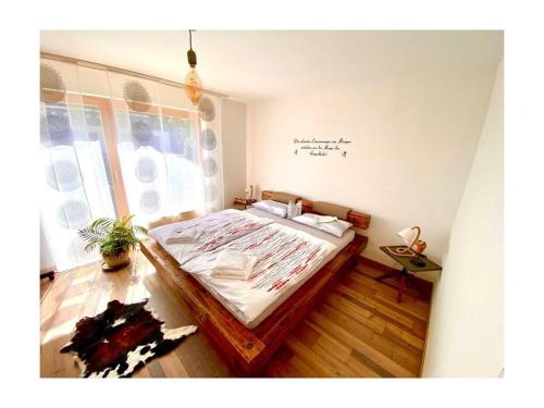 um quarto com uma cama grande num quarto em Valley station Modern retreat em Garmisch-Partenkirchen