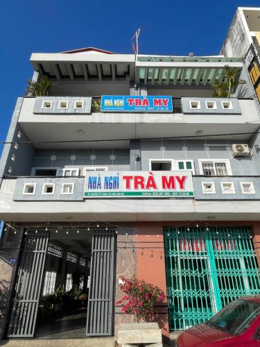 een gebouw met een tarma meth tri mana mijn bord erop bij Nhà nghỉ Trà My in Ấp Lò Vôi