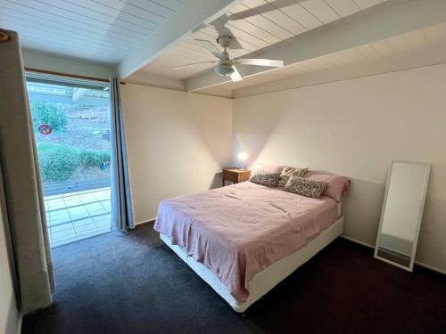 una camera con letto e ventilatore a soffitto di Farm stay on the Bega river a Bega