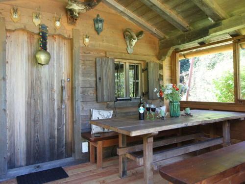 ein Esszimmer mit einem Holztisch in einer Hütte in der Unterkunft Waterval in het huis Boshoek in Aschau im Chiemgau