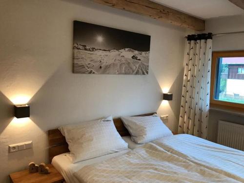 - une chambre avec un lit et une photo sur le mur dans l'établissement Bergglück Modern retreat, à Reit im Winkl