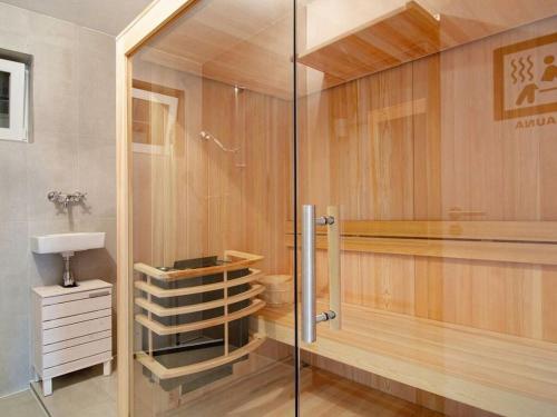 La salle de bains est pourvue d'une douche et d'un lavabo. dans l'établissement Lake Constance Apartment SeeSucht No 86, à Bodman-Ludwigshafen