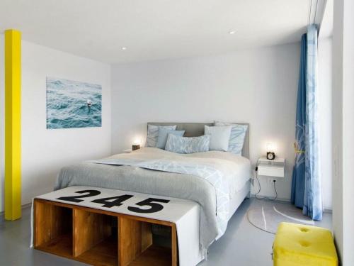 - une chambre avec un lit muni d'un panneau dans l'établissement Lake Constance Apartment SeeSucht No 86, à Bodman-Ludwigshafen