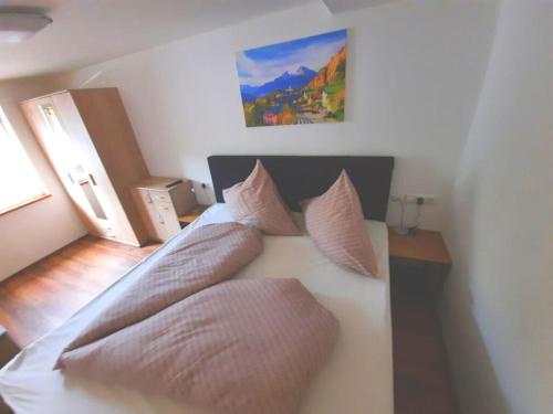 - une chambre avec un lit doté de 4 oreillers dans l'établissement Apartment Almrausch, à Berchtesgaden