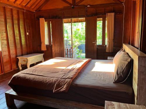 sypialnia z dużym łóżkiem w pokoju w obiekcie Telagamas Guest House w mieście Banjarangkan