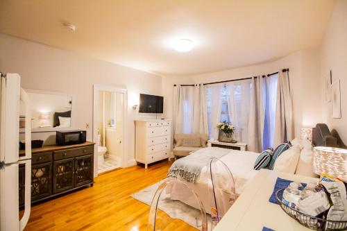 Rúm í herbergi á Spacious Studio, Coolidge Corner, Public Transpor