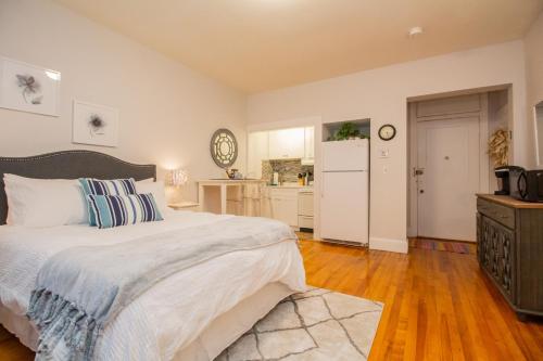 Rúm í herbergi á Spacious Studio, Coolidge Corner, Public Transpor