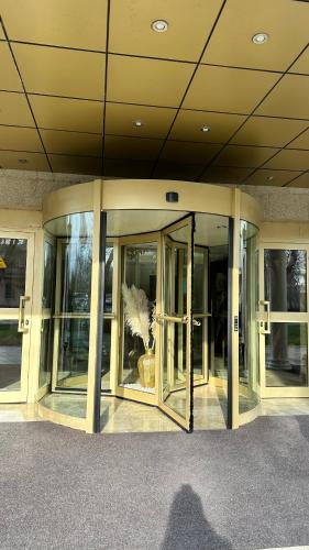 塔拉茲的住宿－Luxurious，建筑中带有玻璃窗的建筑