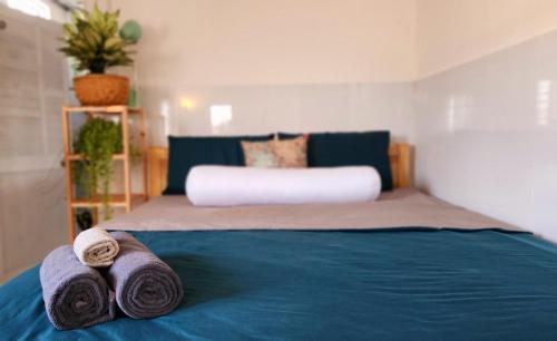 um quarto com uma cama com toalhas em Guesthouse room with Kitchenette & Ensuite Bathroom em Ấp Mỹ Hải