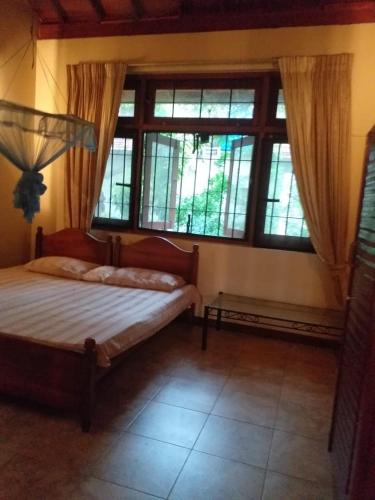 En eller flere senge i et værelse på Negombo Holiday Home