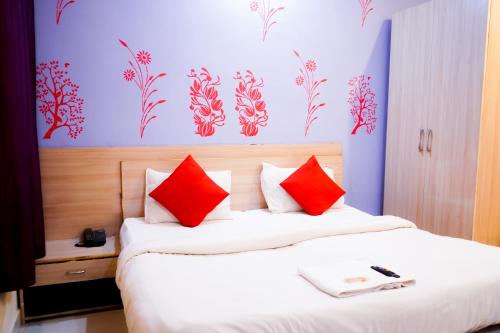 Katil atau katil-katil dalam bilik di Roomshala 002 Rose Residency Near Yashobhoomi