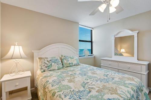 Кровать или кровати в номере Gulf House 401