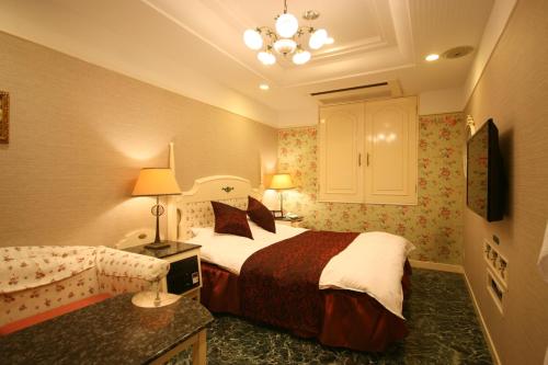 a hotel room with a bed and a couch at D-CUBE奈良店 in Nara