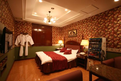 D-CUBE奈良店 في نارا: غرفة نوم بسرير في غرفة مع ورق جدران
