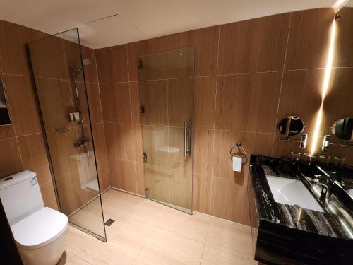 Bilik mandi di Azar hotel