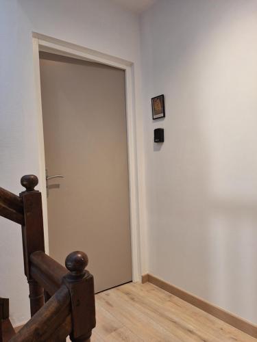 uma porta de correr num quarto com uma parede em Chambre GUSTAV em Agen
