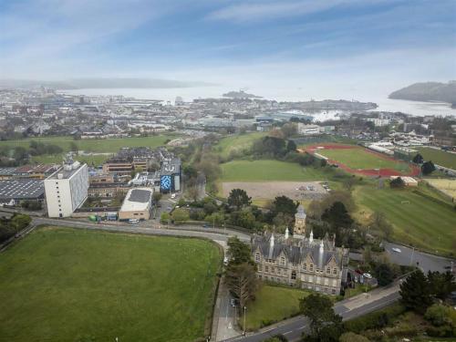 una vista aérea de una ciudad con un castillo en Luxury 1 Bedroom Duplex with Free Parking, en Plymouth