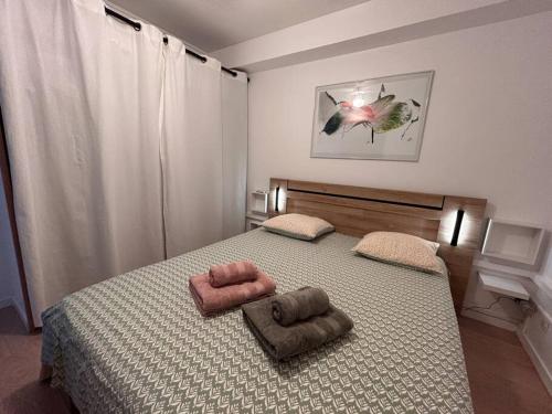 ein Schlafzimmer mit einem Bett mit zwei Handtüchern darauf in der Unterkunft Appt Cambria - à 2 min du Lagon de la Saline-les-bains in Saint-Paul
