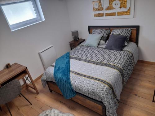 sypialnia z łóżkiem, biurkiem i oknem w obiekcie Maison Villa Les chevaliers du Mont w mieście Argouges