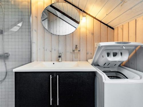 ein Badezimmer mit einem Waschbecken und einer Waschmaschine in der Unterkunft Holiday home Hals LXXIII in Hals