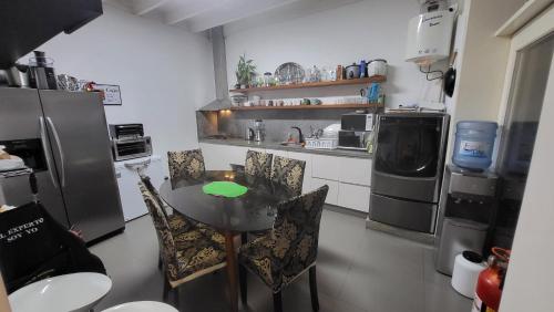 una pequeña cocina con mesa y sillas. en La Casona Hospedaje en Lima