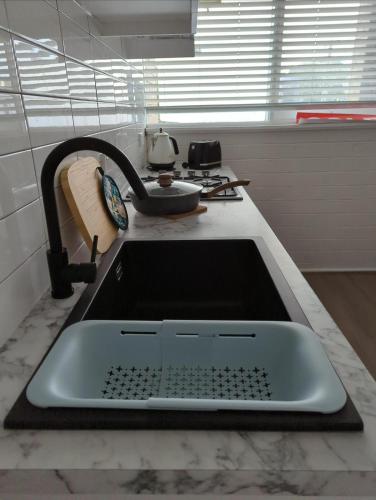 un lavello con un computer portatile sopra di Apartment a Melbourne