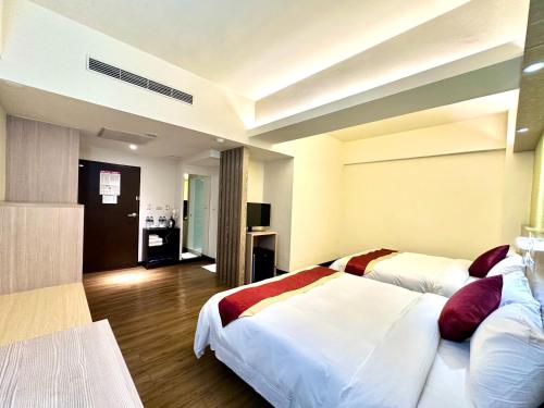 Un pat sau paturi într-o cameră la Zhao Lai Hotel