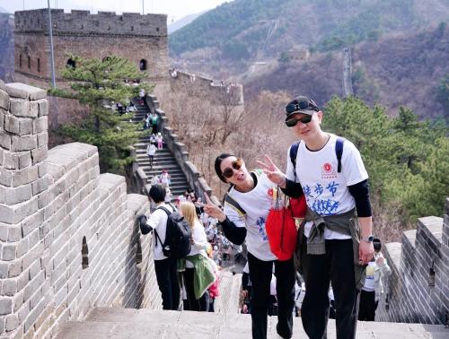 懐柔区にあるGarden hotel under the great wallの大塀を歩く人々