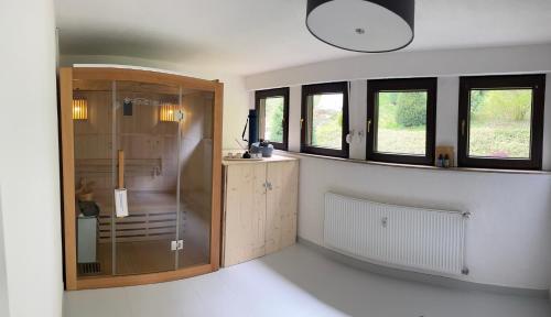 um quarto com uma cozinha com um armário e janelas em Natur pur im schönen Sauerland em Allendorf