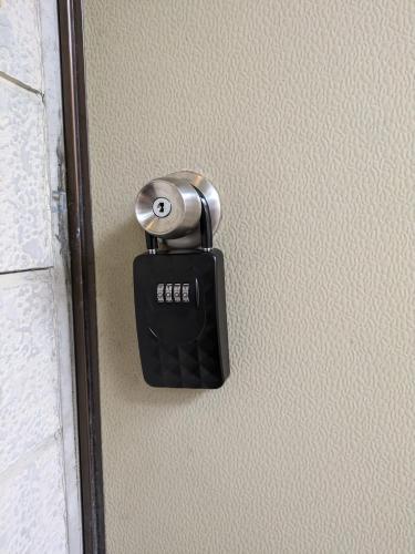 a door handle on a wall with a door at 1日1組限定の貸切の民泊です全館禁煙です屋外喫煙所無し間取りは2LDkです毎年12月8日から2月28日の駐車場は使用不可能です in Fukui