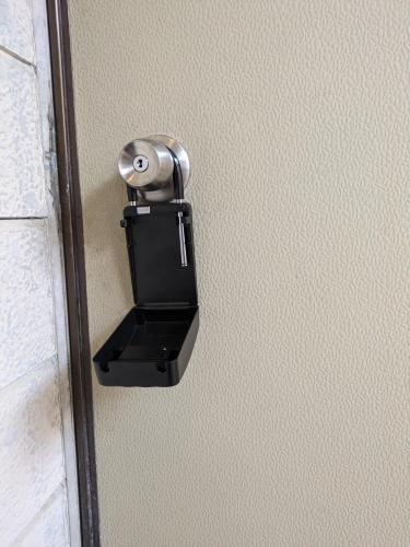 a toilet paper dispenser on a wall at 1日1組限定の貸切の民泊です全館禁煙です屋外喫煙所無し間取りは2LDkです毎年12月8日から2月28日の駐車場は使用不可能です in Fukui