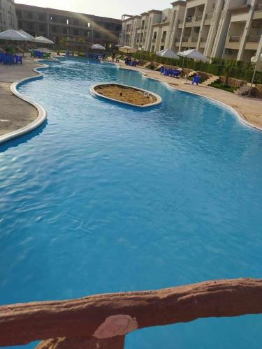 Kolam renang di atau dekat dengan ELSOKHNA فخامة لاسيرينا shaleh