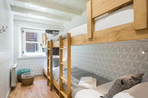Cette chambre dispose de lits superposés et de 2 lits superposés. dans l'établissement Luderna - Apartamento Val de Ruda A61 de Sarradé, à Baqueira-Beret