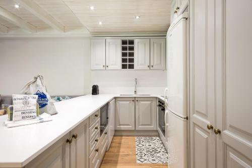 a kitchen with white cabinets and a sink at Luderna - Apartamento Val de Ruda A61 de Sarradé in Baqueira-Beret