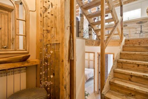 una escalera en una casa pequeña con paredes de madera en Luderna - Casa Obago en Salardú