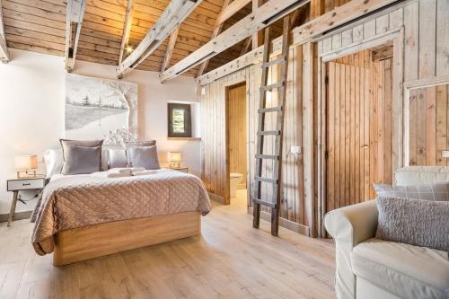 um quarto com uma cama, uma escada e um sofá em Luderna - Casa Obago em Salardú