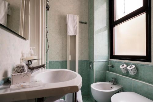 bagno con lavandino e servizi igienici di Augustus Hotel Riccione Centro a Riccione