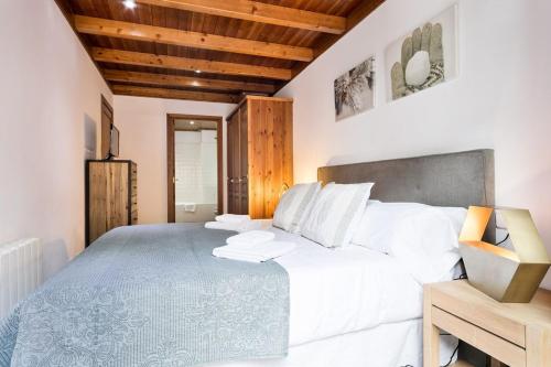 Llit o llits en una habitació de Luderna - Apartamento Val de Ruda A2 Comalada
