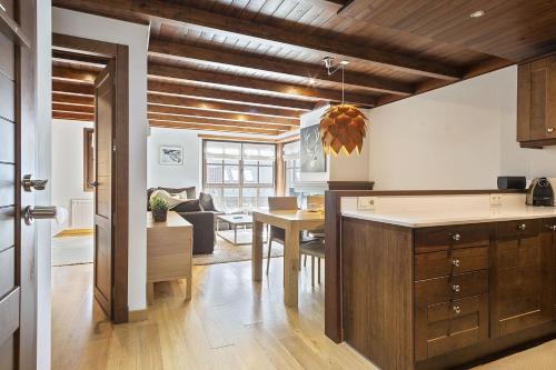 a kitchen and living room with a dining room at Luderna - Apartamento Val de Ruda B14 Paulet in Baqueira-Beret
