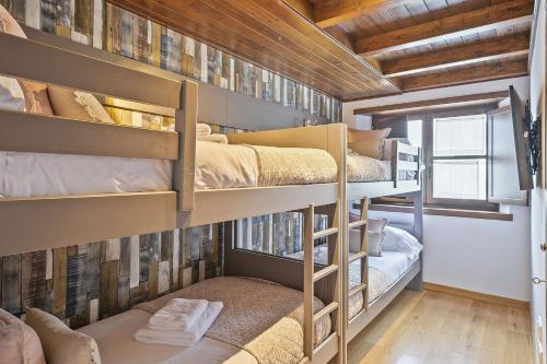 a bunk room with four bunk beds in it at Luderna - Apartamento Val de Ruda B14 Paulet in Baqueira-Beret