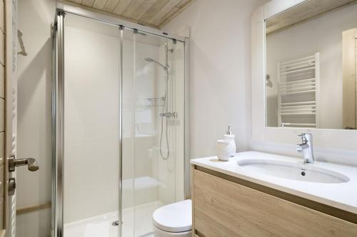 a bathroom with a shower and a sink and a toilet at Luderna - Apartamento Val de Ruda B26 des Garonets in Baqueira-Beret